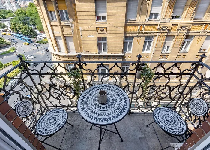 Apartment Location At Deak Sqr *